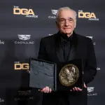 Martin Scorsese posa com a placa de indicado na 76ª edição anual do Directors Guild of America (DGA) Awards, em Beverly Hills, Califórnia, EUA - 10/2/2024 | Foto: Mario Anzuoni/Reuters