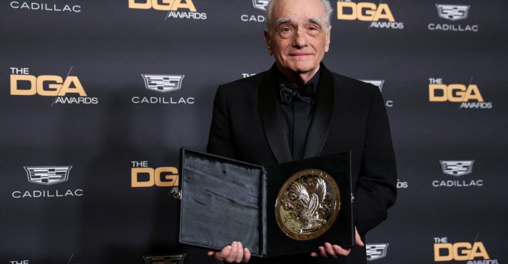 Martin Scorsese posa com a placa de indicado na 76ª edição anual do Directors Guild of America (DGA) Awards, em Beverly Hills, Califórnia, EUA - 10/2/2024 | Foto: Mario Anzuoni/Reuters