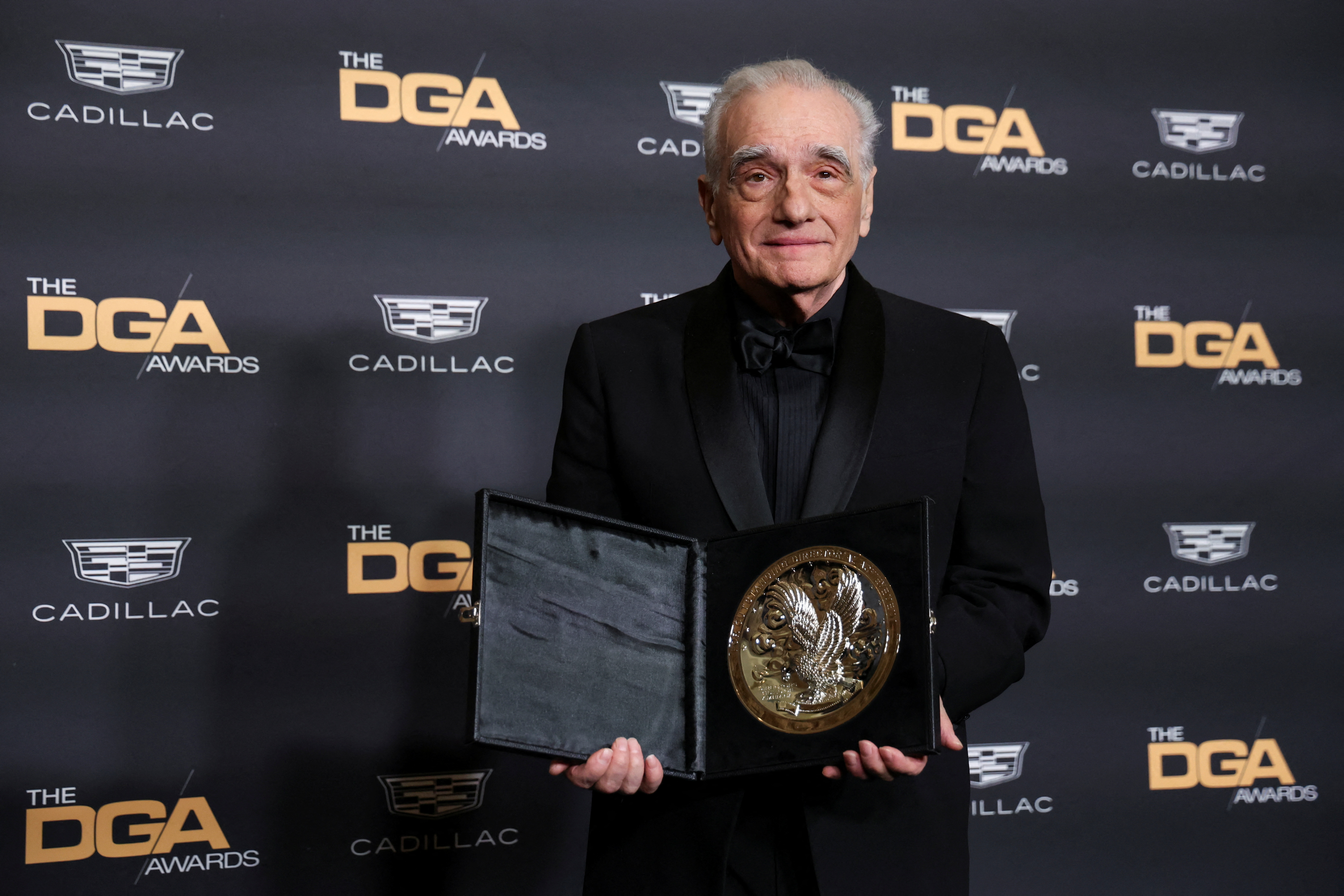 Martin Scorsese posa com a placa de indicado na 76ª edição anual do Directors Guild of America (DGA) Awards, em Beverly Hills, Califórnia, EUA - 10/2/2024 | Foto: Mario Anzuoni/Reuters