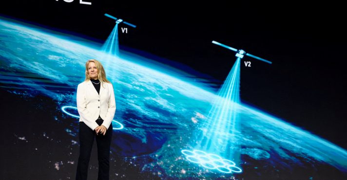 Gwynne Shotwell durante uma conferência principal no Mobile World Congress (MWC) 2026, em Barcelona, Espanha - 2/3/2026 | Foto: Albert Gea/Reuters