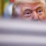 Trump conversa com repórteres, depois de assinar uma ordem executiva no Salão Oval da Casa Branca, em Washington, DC - 3/6/2026 | Foto: Kevin Lamarque/Reuters