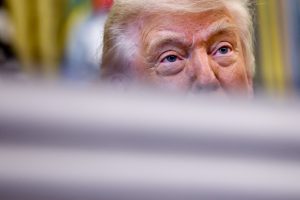 Trump conversa com repórteres, depois de assinar uma ordem executiva no Salão Oval da Casa Branca, em Washington, DC - 3/6/2026 | Foto: Kevin Lamarque/Reuters