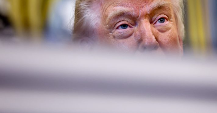 Trump conversa com repórteres, depois de assinar uma ordem executiva no Salão Oval da Casa Branca, em Washington, DC - 3/6/2026 | Foto: Kevin Lamarque/Reuters