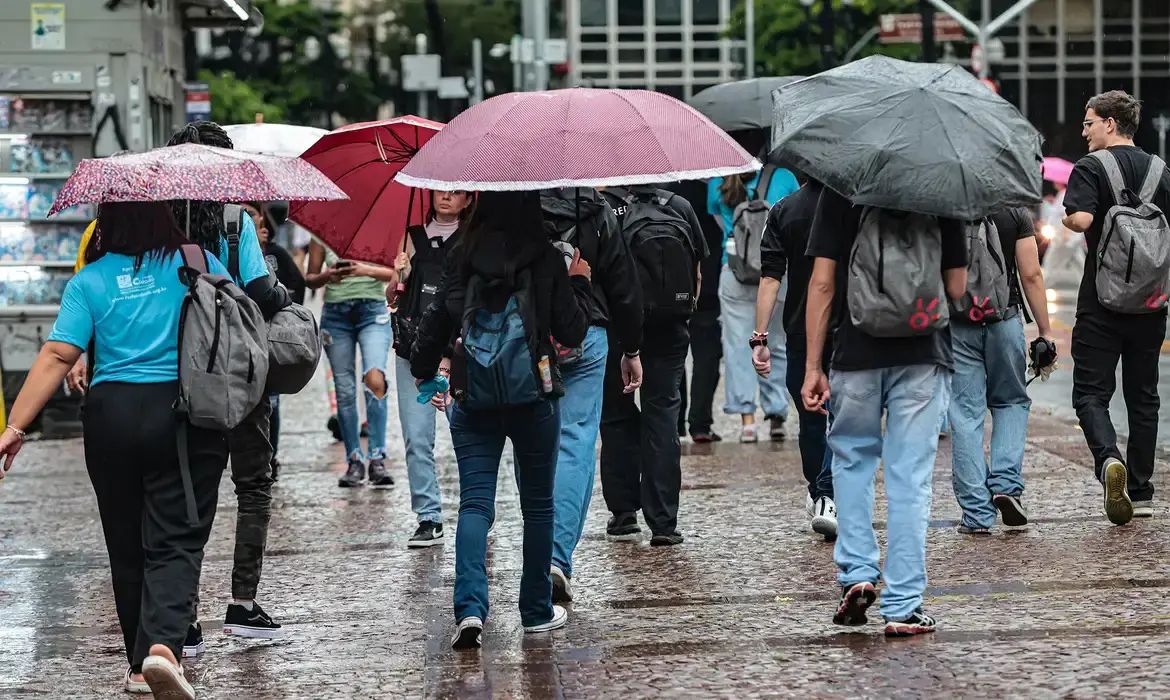 Pelo menos cinco Estados aparecem na previsão do tempo como possíveis alvos de tempestade neste sábado | Foto: Paulo Pinto/Agência Brasil