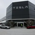Vista externa da Gigafactory Tesla durante uma viagem de mídia organizada pelo governo em Xangai, China - 14/4/2026 | Foto: Go Nakamura/Reuters