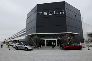 Vista externa da Gigafactory Tesla durante uma viagem de mídia organizada pelo governo em Xangai, China - 14/4/2026 | Foto: Go Nakamura/Reuters