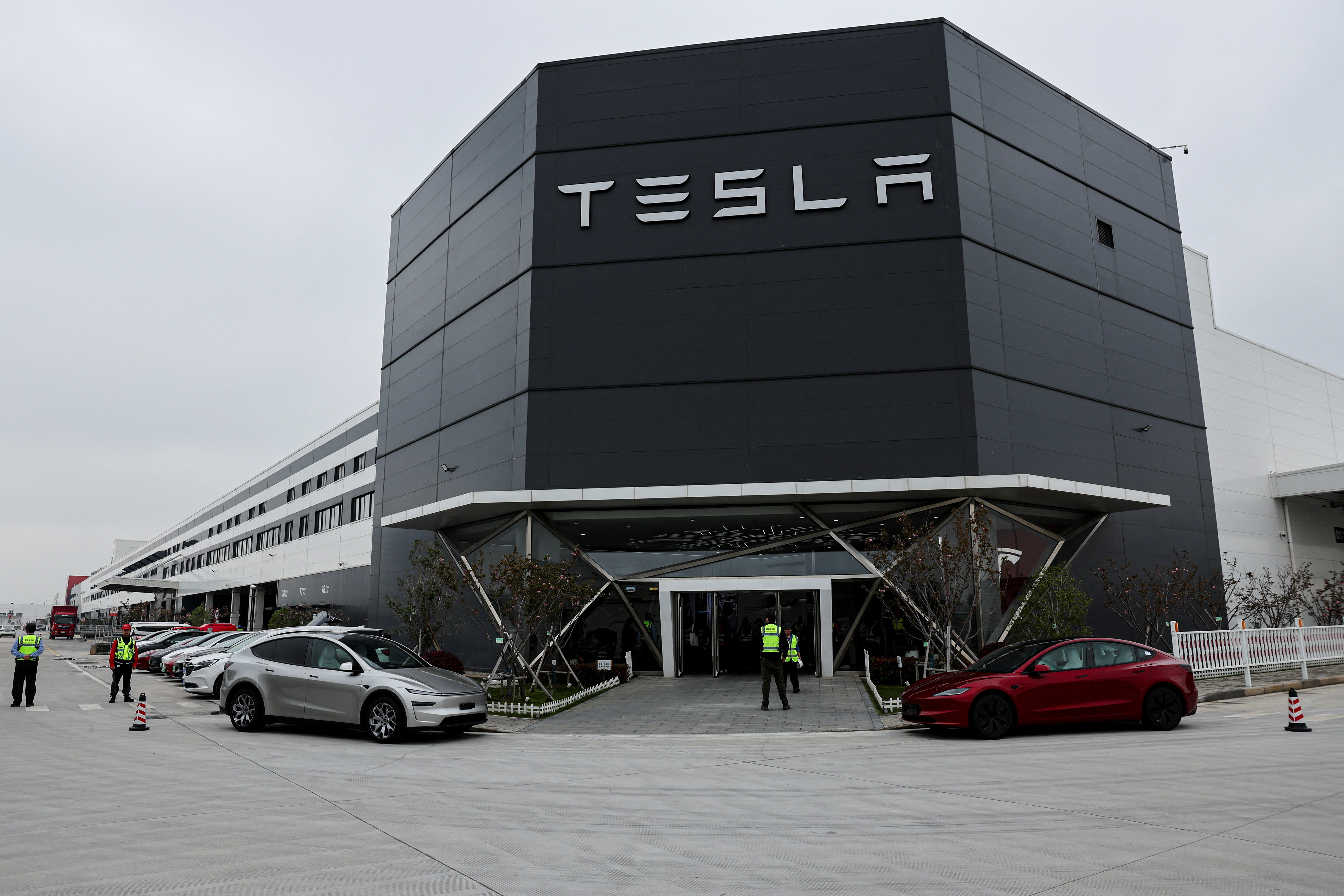 Tesla produz 1 carro a cada 40 segundos em megafábrica na Ch