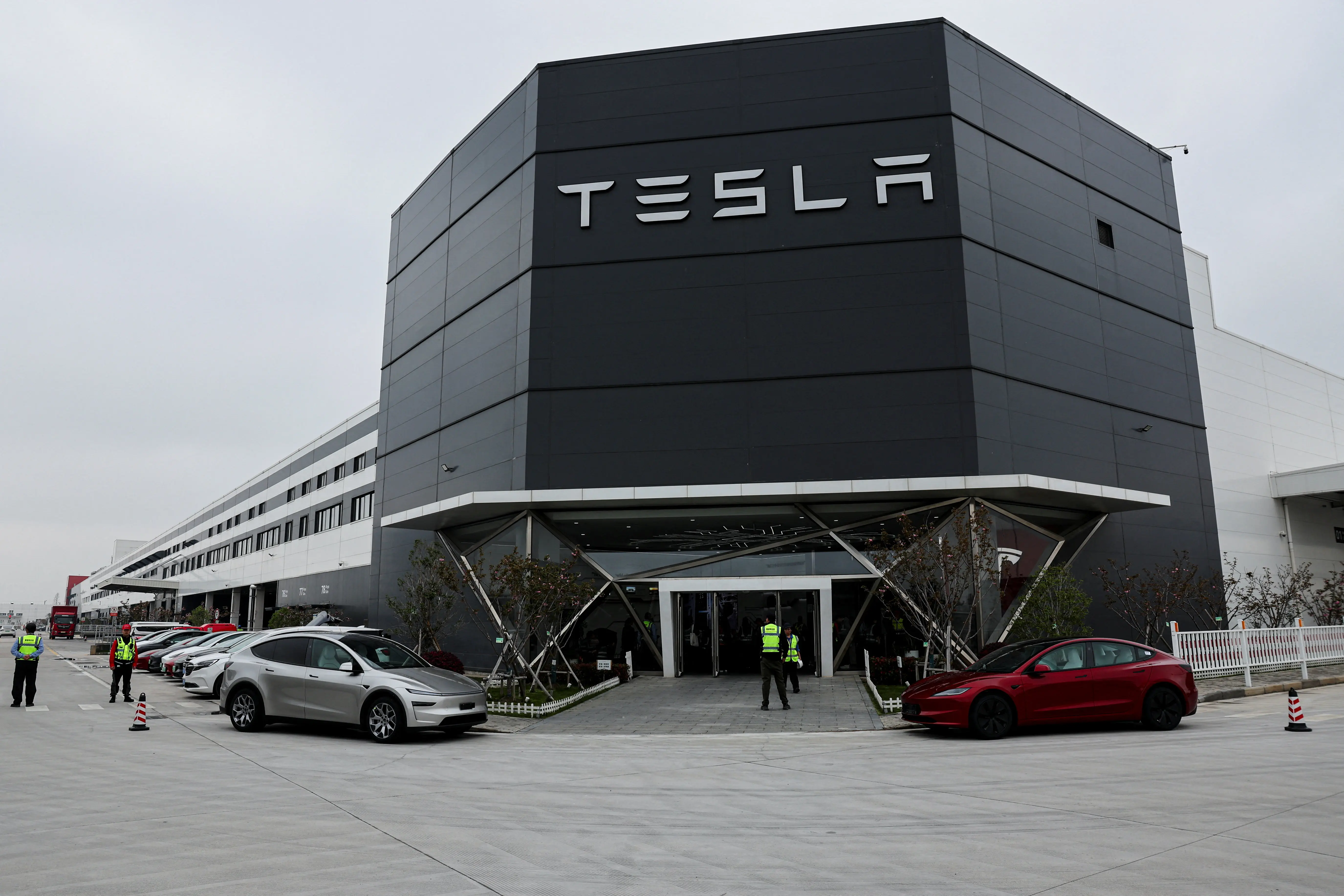 Vista externa da Gigafactory Tesla durante uma viagem de mídia organizada pelo governo em Xangai, China - 14/4/2026 | Foto: Go Nakamura/Reuters