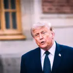 Trump durante jantar de trabalho no pátio principal do Palácio de Versalhes, na França - 17/6/2026 | Foto: Xose Bouzas/Hans Lucas/Reuters