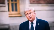 Trump durante jantar de trabalho no pátio principal do Palácio de Versalhes, na França - 17/6/2026 | Foto: Xose Bouzas/Hans Lucas/Reuters
