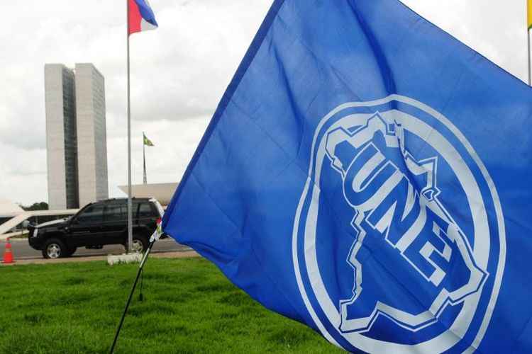 UNE se recusa a responder perguntas de Oeste sobre entidades que falsificam carteirinhas de estudante