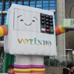 Antes mesmo da passagem dos trios elétricos, o inflável já concentrava a atenção de participantes e turistas | Foto: Denis Bellini/Revista Oeste