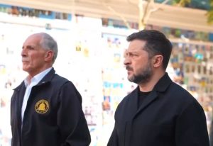 Volodymyr Zelensky (à direita), presidente da Ucrânia, durante recepção ao presidente de Honduras, Nasry Asfura, nesta sexta-feira, 19 | Foto: Reprodução/X
