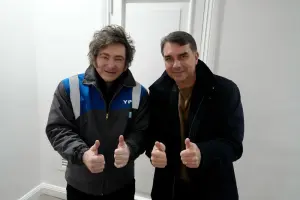 À esquerda, o presidente da Argentina, Javier Milei; à direita, o senador Flávio Bolsonaro (PL-RJ)