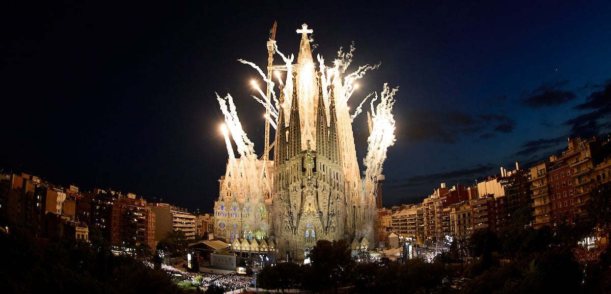 Sagrada Família ganha nova torre 144 anos depois do início d
