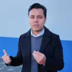 O advogado Jeffrey Chiquini em frente à Casa de Custódia de Ponta Grossa (PR), onde Filipe Martins segue preso | Foto: Reprodução/X/@JeffreyChiquini