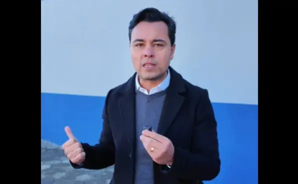O advogado Jeffrey Chiquini em frente à Casa de Custódia de Ponta Grossa (PR), onde Filipe Martins segue preso | Foto: Reprodução/X/@JeffreyChiquini