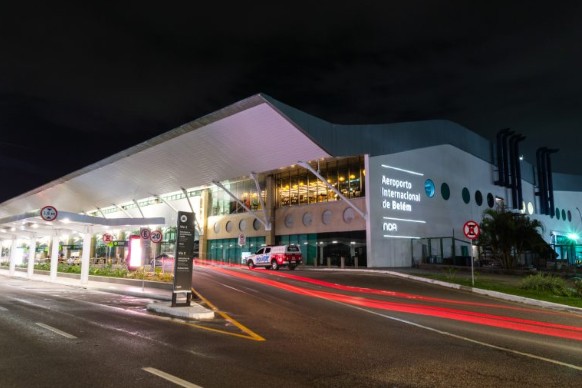 Mulher de Serra Leoa deixa aeroporto depois de seis meses