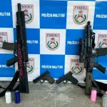 Agentes da Polícia Militar do Rio de Janeiro apreenderam fuzis, pistolas e granadas foram apreendidos | Foto: Divulgação/PMERJ