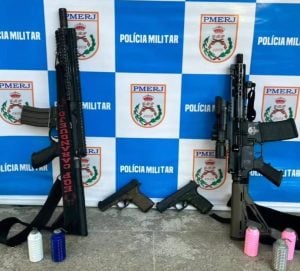 Agentes da Polícia Militar do Rio de Janeiro apreenderam fuzis, pistolas e granadas foram apreendidos | Foto: Divulgação/PMERJ