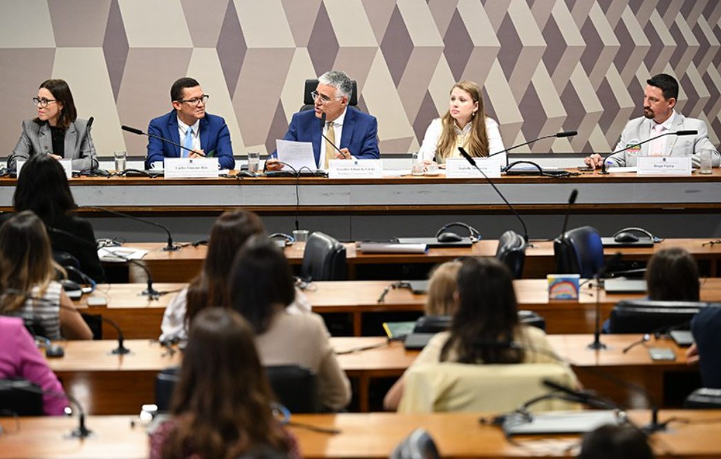 Senadores apresentam pedido de urgência para projeto de educ
