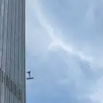 O impacto quebrou vidraças em andares superiores e a aeronave caiu em frente ao prédio | Foto: Reprodução/X/@aviationbrk