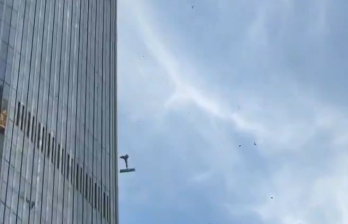 Avião de pequeno porte atinge arranha-céu mais alto de Pequim
