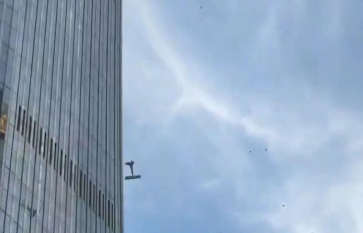 O impacto quebrou vidraças em andares superiores e a aeronave caiu em frente ao prédio | Foto: Reprodução/X/@aviationbrk