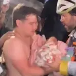 Momento em que socorrista entrega recém-nascido a um familiar na Venezuela | Foto: Reprodução/X