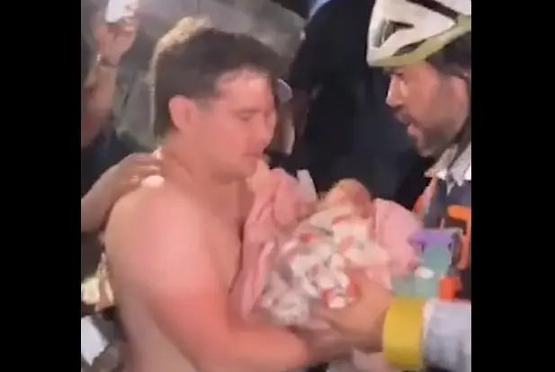 Bebê de 18 dias é resgatado com vida dos escombros na Venezuela