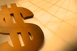Símbolo de cifrão sobre fundo com gráfico financeiro representa taxas de juros e custos do crédito rural para produtores.