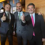 O ex-deputado federal Eduardo Bolsonaro (ao centro), ao lado de Santiago Abascal (à esq.), líder do partido conservador espanhol Vox