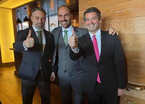 O ex-deputado federal Eduardo Bolsonaro (ao centro), ao lado de Santiago Abascal (à esq.), líder do partido conservador espanhol Vox