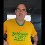 Eduardo Bolsonaro usa camiseta com o escrito 'Bolsonaro Livre!' em jogo da Seleção Brasileira, nos EUA | Foto: Reprodução/X