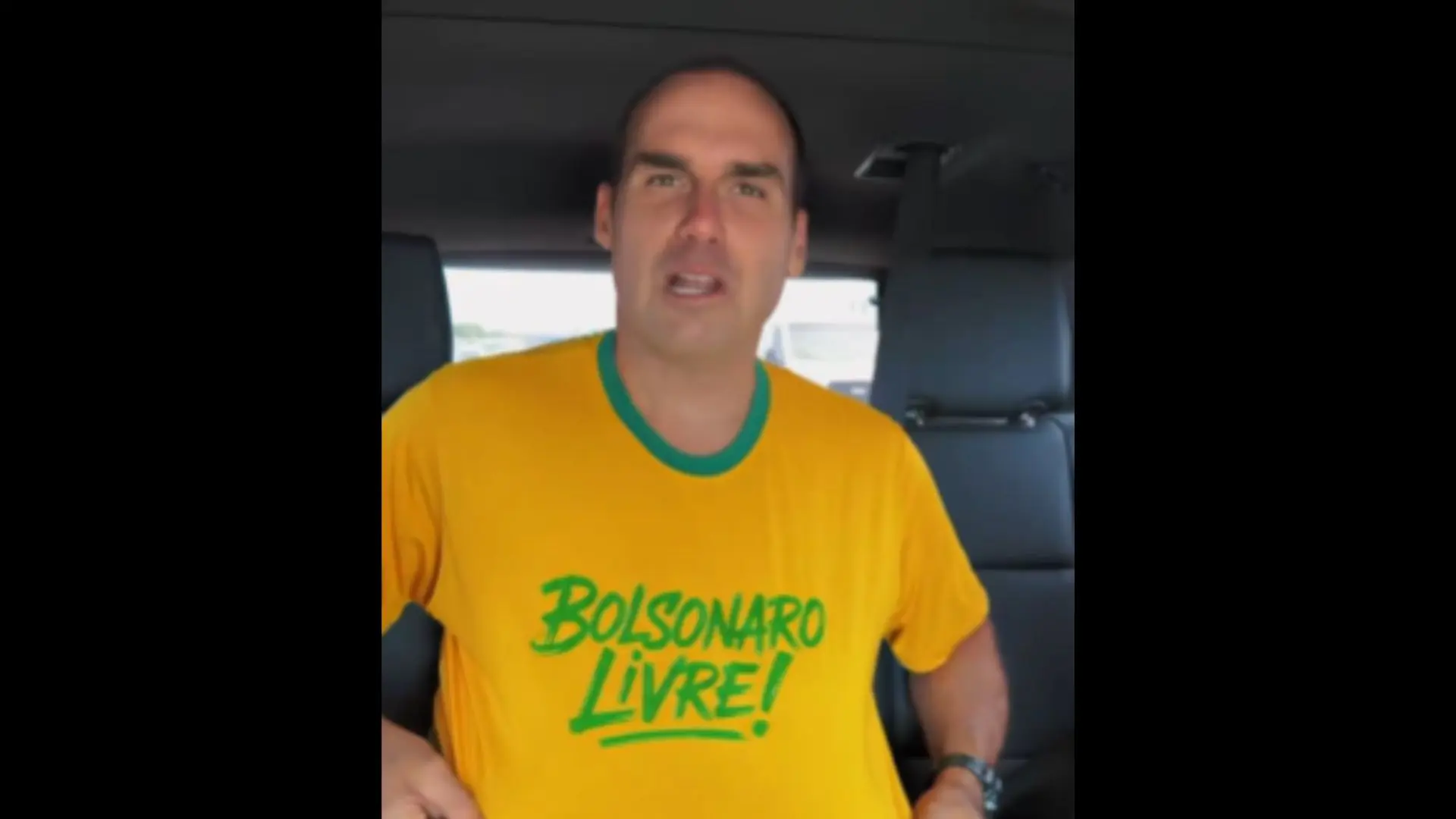 Eduardo Bolsonaro usa camiseta com o escrito 'Bolsonaro Livre!' em jogo da Seleção Brasileira, nos EUA | Foto: Reprodução/X
