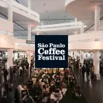 A programação incluiu palestras, oficinas, campeonatos e debates sobre inovação, sustentabilidade e tendências do mercado de cafés especiais | Foto:Reprodução/ YouTube/ @saopaulocoffeefestival8561