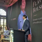 Flávio Bolsonaro sobre a presidência, afirma que sabe 'como fazer. Já vi acontecer e participei desse início de virada de chave no Brasil' | Foto: Tauany Cattan