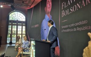 Flávio Bolsonaro sobre a presidência, afirma que sabe 'como fazer. Já vi acontecer e participei desse início de virada de chave no Brasil' | Foto: Tauany Cattan