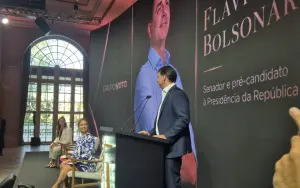 Flávio Bolsonaro sobre a presidência, afirma que sabe 'como fazer. Já vi acontecer e participei desse início de virada de chave no Brasil' | Foto: Tauany Cattan