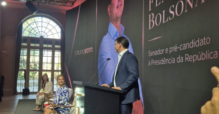 Flávio Bolsonaro sobre a presidência, afirma que sabe 'como fazer. Já vi acontecer e participei desse início de virada de chave no Brasil' | Foto: Tauany Cattan