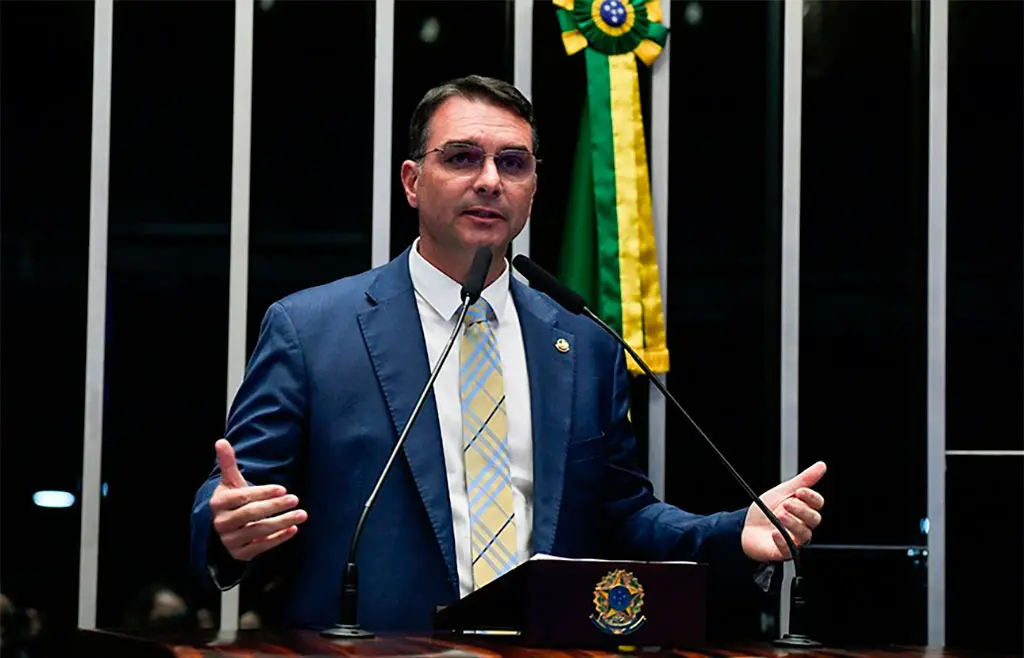 Senador Flávio Bolsonaro viaja à Argentina para encontrar o presidente Javier Milei