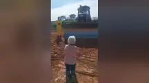 Maria da Paz, de 78 anos, se ajoelha diante de máquinas que tentam desapropriar seu terreno | Foto: Reprodução/Redes sociais