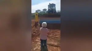 Maria da Paz, de 78 anos, se ajoelha diante de máquinas que tentam desapropriar seu terreno | Foto: Reprodução/Redes sociais
