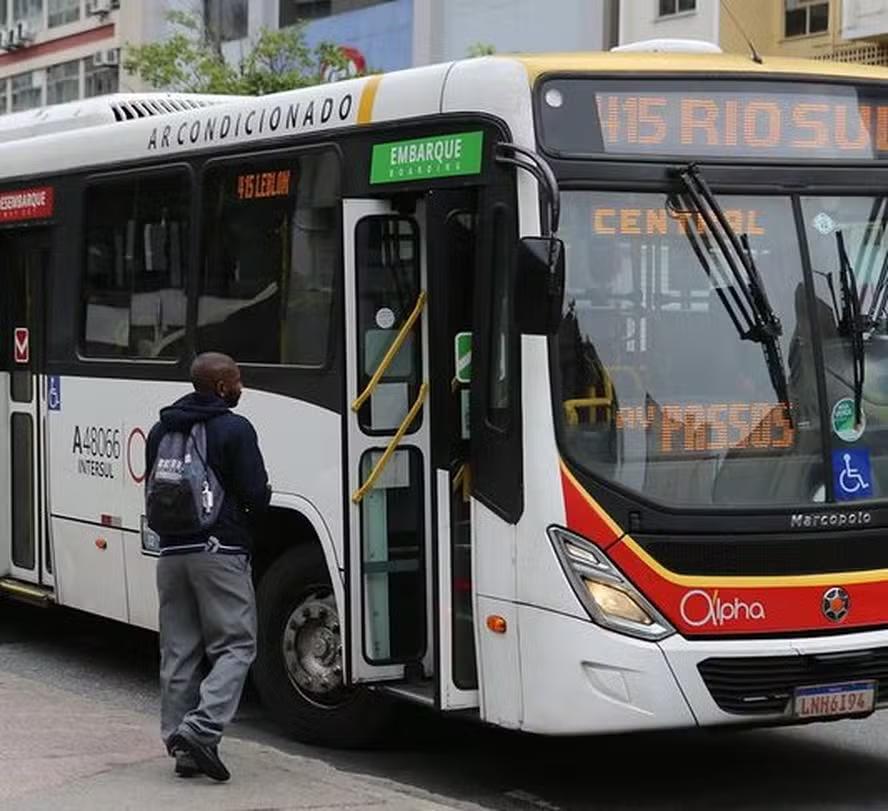 Greve dos rodoviários reduz frota de ônibus e gera filas no Rio de Janeiro