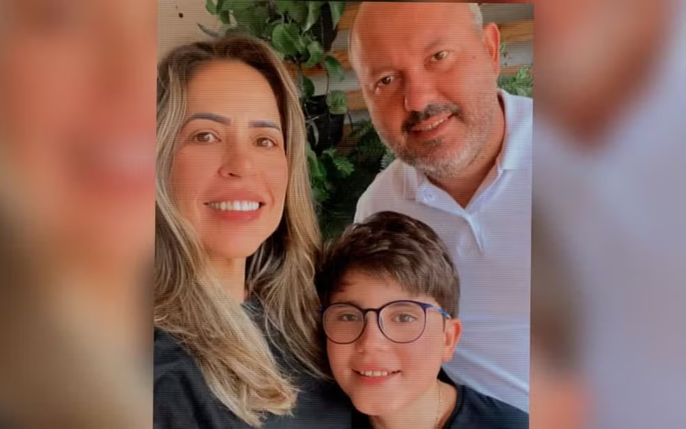 Cover image for Vereador, esposa e filho de 12 anos morrem em acidente em Goiás