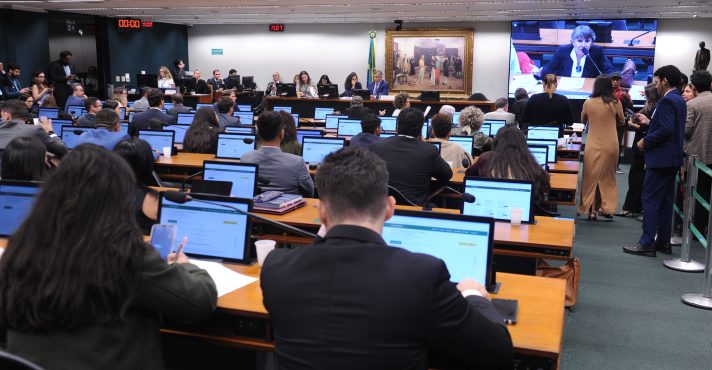 Votação da PEC que propõe a redução da maioridade penal para 16 anos na CCJ da Câmara