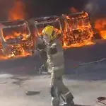 Incêndio destrói 27 ônibus em garagem de empresa em Belo Horizonte