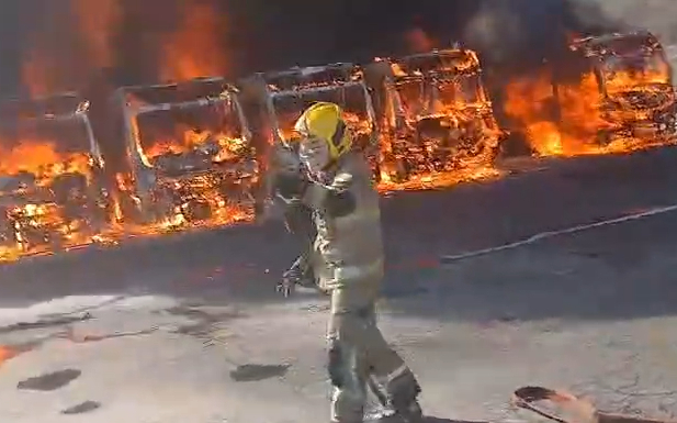 Incêndio destrói 27 ônibus em garagem de empresa em Belo Hor