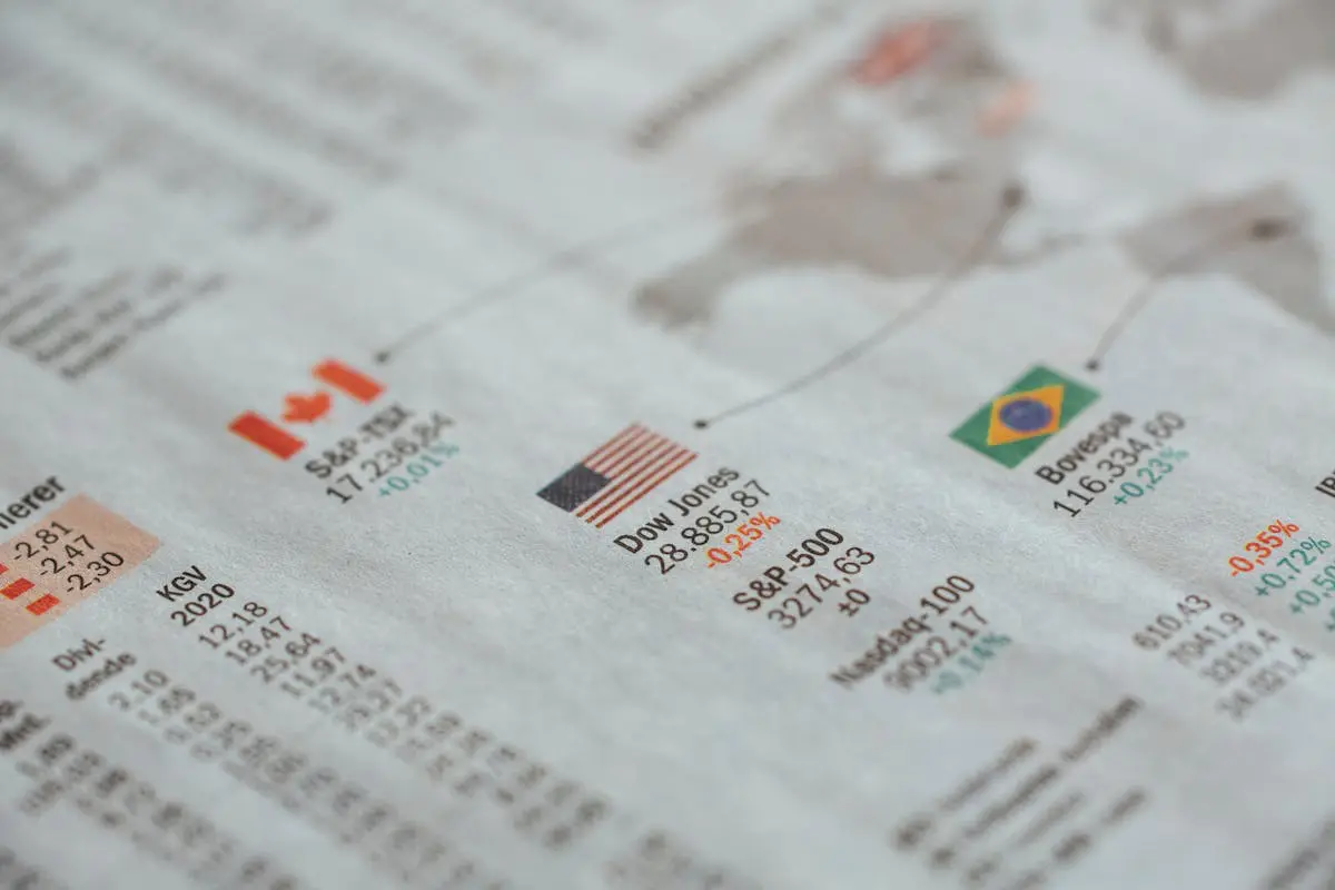 Relatório financeiro exibindo índices de bolsas de valores e indicadores econômicos globais.