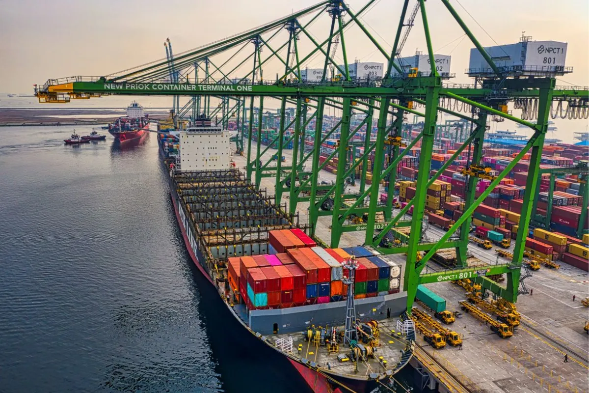 Navio de carga atracado em porto com guindastes movimentando contêineres para exportação.